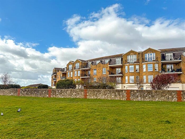 2 Bedroom Apartment For Sale In Beach Crescent, Littlehampton, BN17