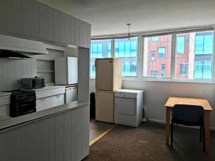 3 Bedroom Flat To Rent In Spacious Bed Student Property In Lansdowne, BH8