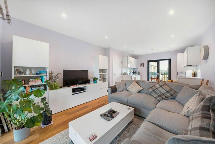 1 Bedroom Flat To Rent In Eythorne Road, Oval, London, SW9