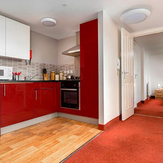 1 Bedroom Flat To Rent In Only Bed Flat, Separate Living And Bedroom At Cadnam Hall, Student Accommodation, B17