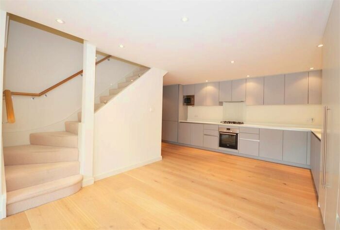 2 Bedroom Flat To Rent In Petersham Road, Richmond, TW10