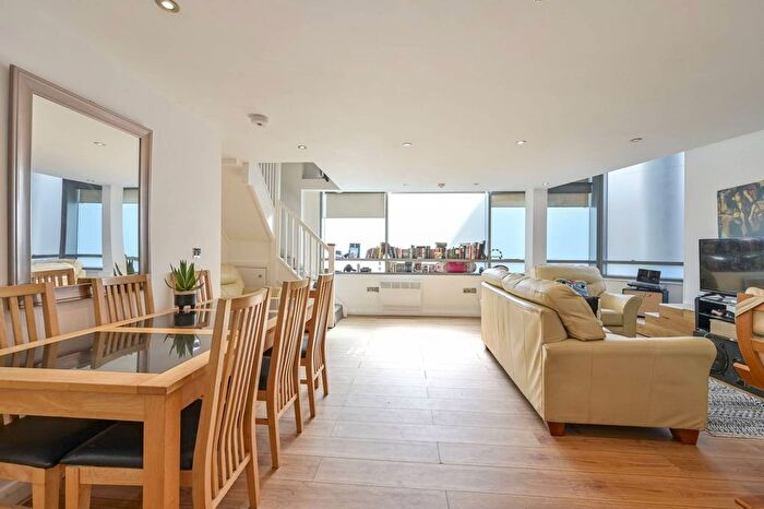 2 Bedroom Flat To Rent In Hardwicks Square, Wandsworth Town, London, SW18