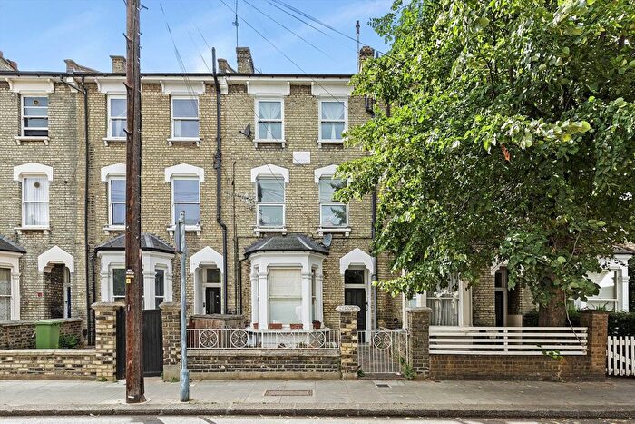 3 Bedroom Flat For Sale In St. Stephens Avenue, Shepherds Bush, W12