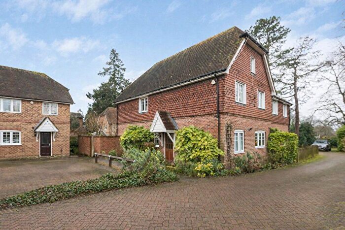 4 Bedroom Semi Detached House For Sale In Holbrook Close, Shalford, Guildford, GU4