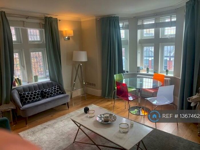 3 Bedroom Flat To Rent In Cavendish Mansions, London, SW12