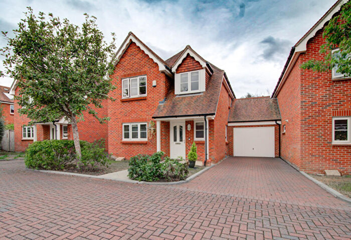 4 Bedroom Link Detached House For Sale In Hunts Close, Colden Common, SO21