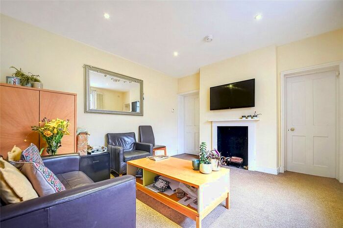 2 Bedroom Flat To Rent In The Pavement, London SW4