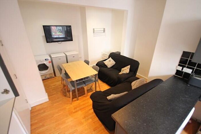 5 Bedroom Terraced House To Rent In Delph Mount, Woodhouse, Leeds, LS6