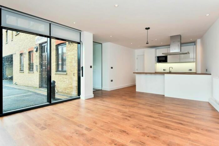 2 Bedroom Flat To Rent In Venn Street, London, SW4