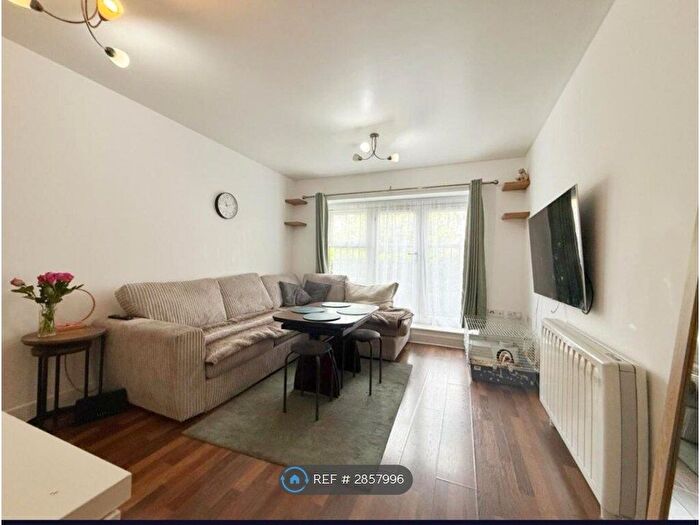 2 Bedroom Flat To Rent In Brant Court, Romford, RM1