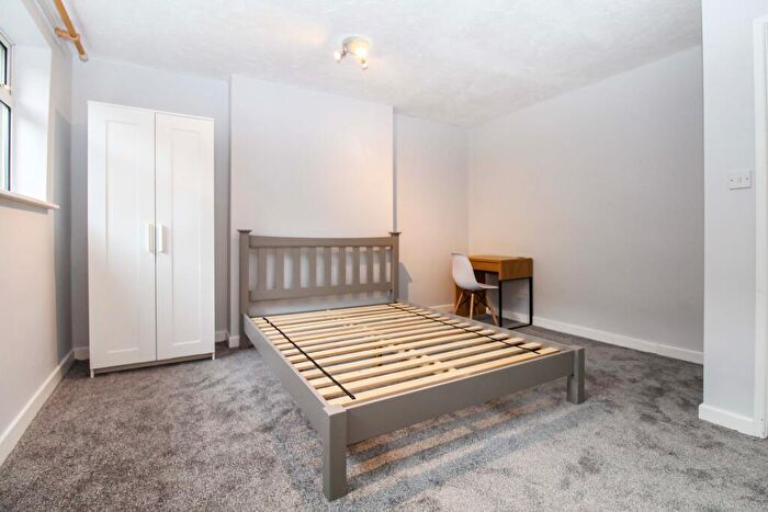 1 Bedroom Flat To Rent In Kings Road, Hyde Park, Leeds, LS6