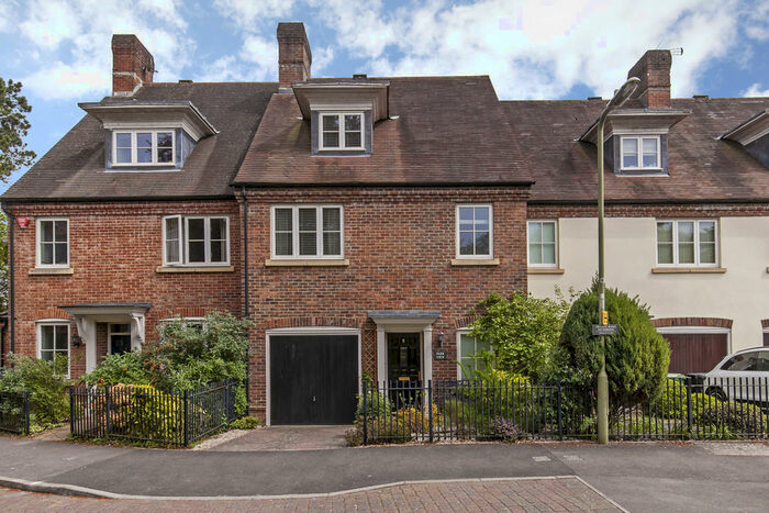 3 Bedroom Town House To Rent In Marnhull Rise, Winchester, SO22