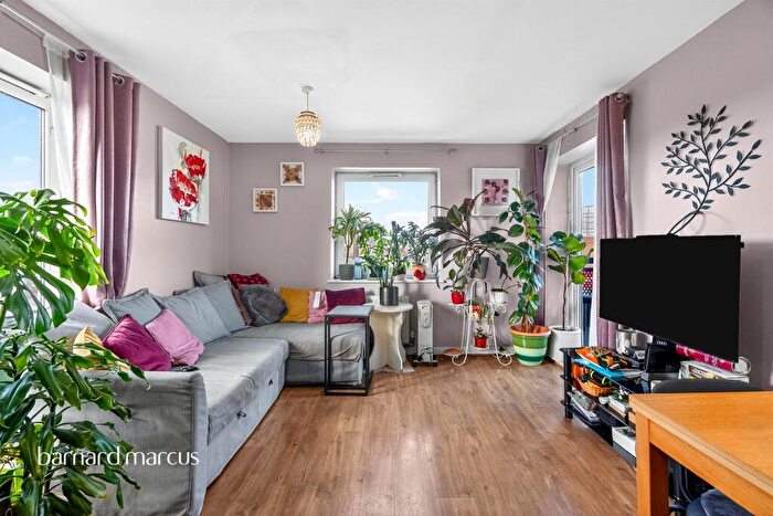 3 Bedroom Flat For Sale In Old Kent Road, London, SE15