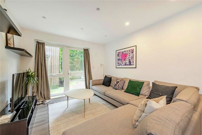 2 Bedroom Flat To Rent In Loxford Gardens, Islington, N5