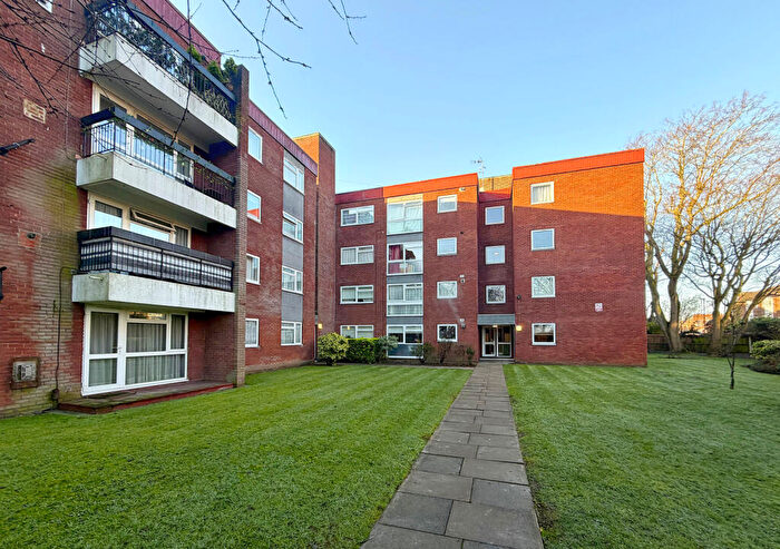 2 Bedroom Flat For Sale In Grange Gardens, Southgate, London, N14