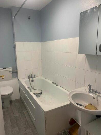 2 Bedroom Flat To Rent In Hook Road, Surbiton, KT6