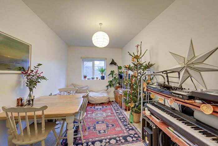 2 Bedroom Flat For Sale In Chadwick Road, Peckham, London, SE15
