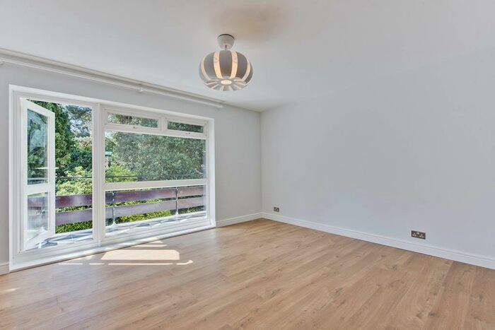 2 Bedroom Flat To Rent In Brockley Combe, Weybridge, KT13