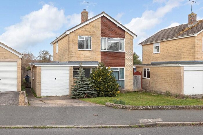 3 Bedroom Detached House For Sale In Farleigh Avenue, Trowbridge, BA14