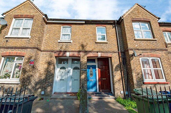 4 Bedroom Maisonette For Sale In London Road, Purfleet-On-Thames, Essex, RM19