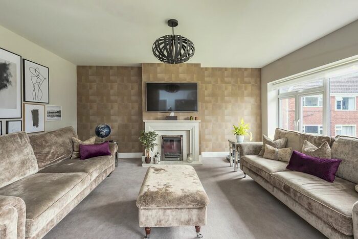 2 Bedroom Flat To Rent In Bromet Close, Watford, WD17