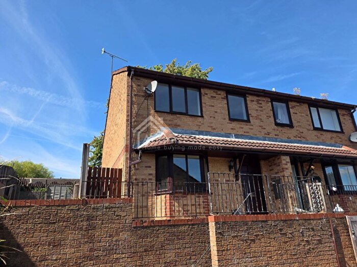 3 Bedroom Semi-Detached House For Sale In Heaton Grange, Batley, WF17