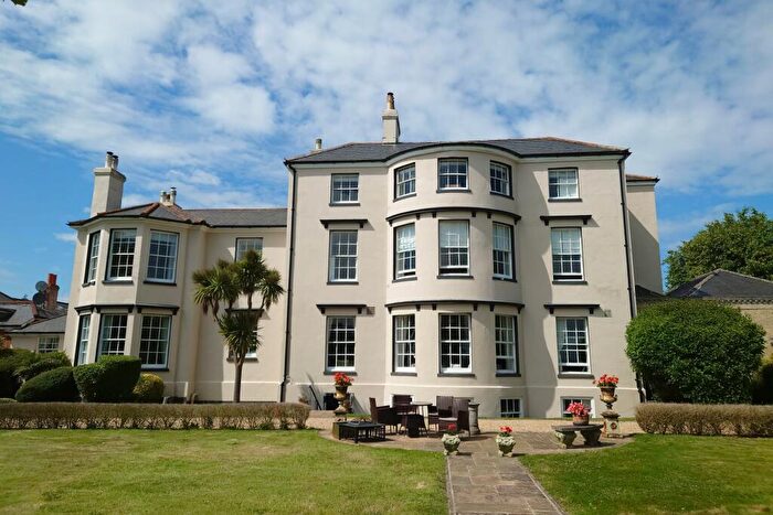 3 Bedroom Apartment For Sale In Abshot Manor Apartments, Hook Village, PO14