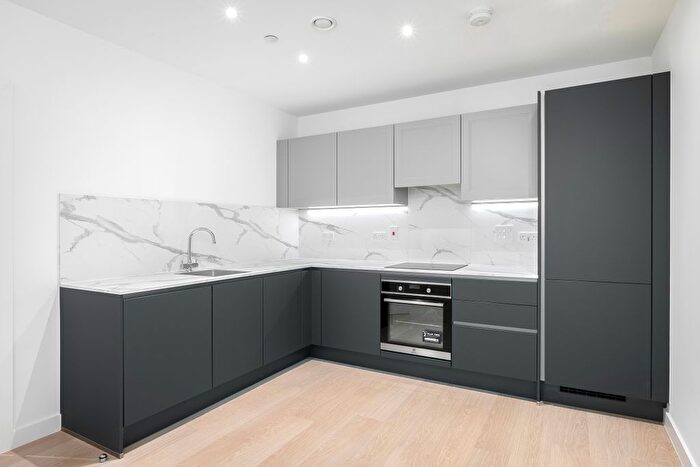 2 Bedroom Flat To Rent In Farine Avenue, Hayes, UB3
