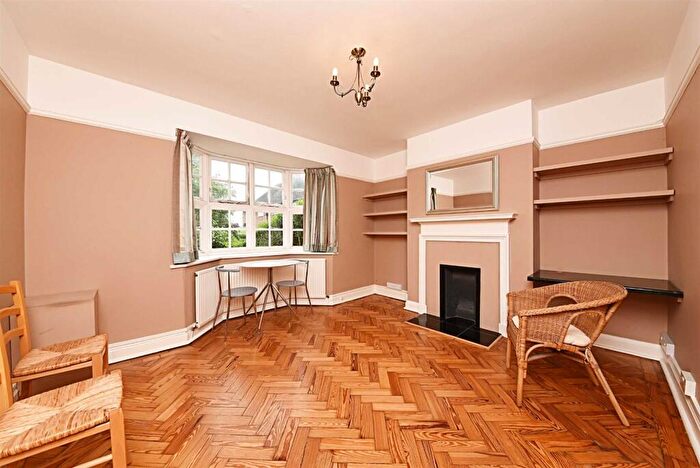 1 Bedroom Maisonette To Rent In Midholm Close, Hampstead Garden Suburb, NW11
