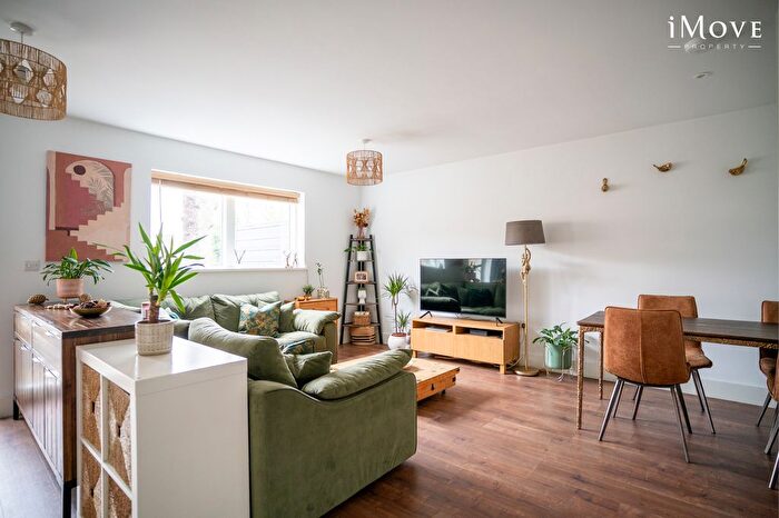 2 Bedroom Flat For Sale In Auckland Road, London, SE19