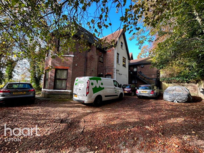 2 Bedroom Apartment To Rent In Hart Hill Drive, Luton, LU2