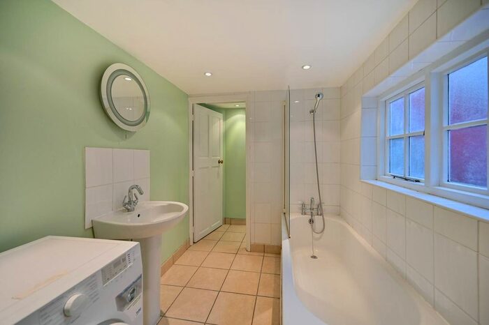 2 Bedroom Cottage To Rent In Shaftesbury Road, Richmond, TW9