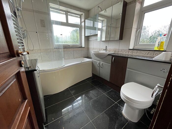 5 Bedroom Semi-detached House To Rent In Woodrow Close, Greenford, UB6