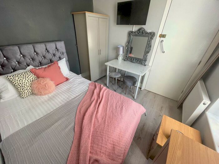 4 Bedroom House To Rent In Albany Road, L7