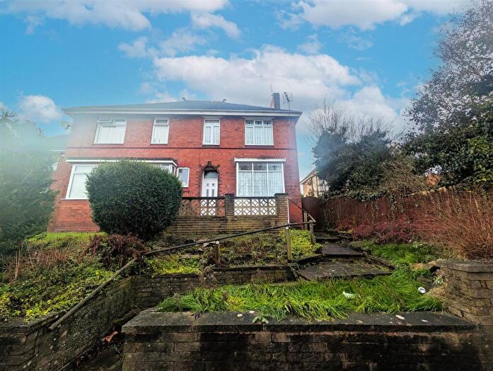 3 Bedroom Semi Detached House For Sale In Stourbridge Road, Halesowen, B63