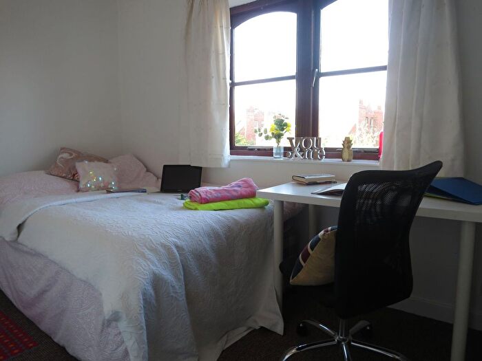 4 Bedroom Semi-detached House To Rent In Avon Gardens, Nottingham, NG2