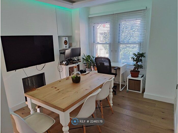 1 Bedroom Flat To Rent In West Gardens, London, SW17