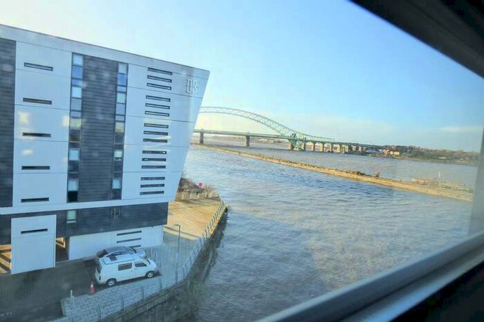 2 Bedroom Flat To Rent In Lock 4 The Deck, Runcorn, WA7