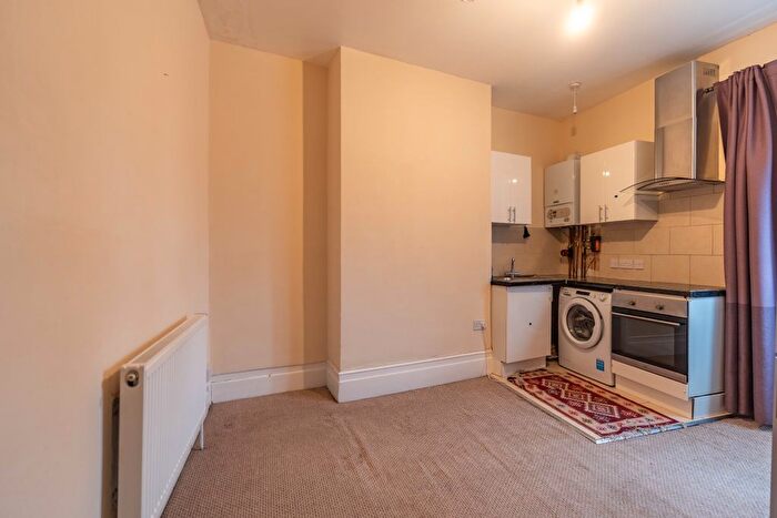 2 Bedroom Flat To Rent In Friern Barnet Road, London, N11