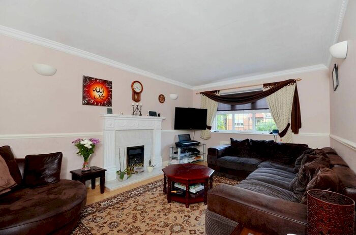 5 Bedroom Property To Rent In Strathcona Gardens, Knaphill, Woking, GU21