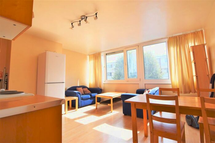 4 Bedroom Flat To Rent In Hersham Close, London, SW15