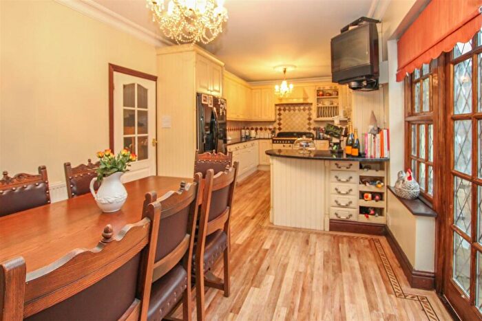 5 Bedroom Detached House For Sale In Nags Head Lane, Brentwood, CM14