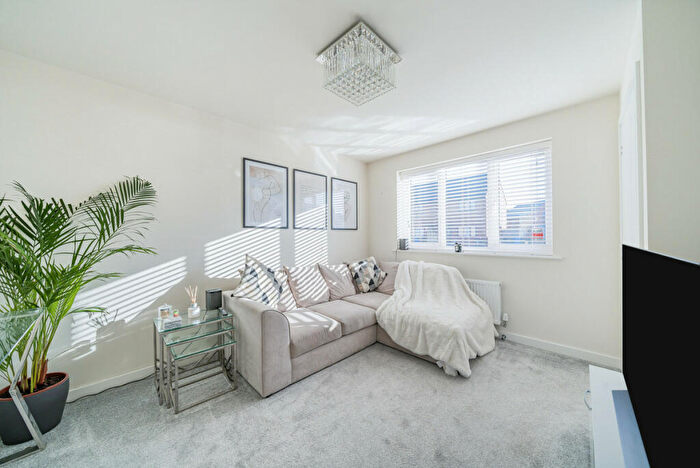 2 Bedroom Semi-Detached House For Sale In Riverside Way, Salford, M6