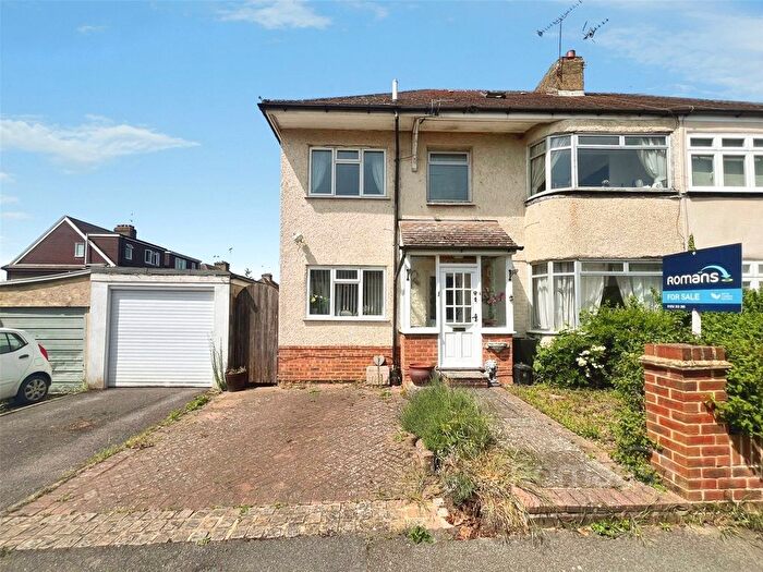 4 Bedroom Semi-Detached House For Sale In Jubilee Road, Aldershot, Hampshire, GU11
