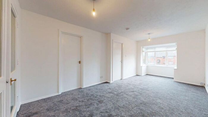 2 Bedroom Flat To Rent In Cotton Avenue, Acton, W3
