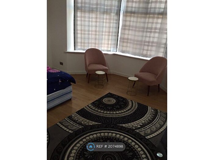 2 Bedroom Flat To Rent In Lansdowne Road, Manchester, M8