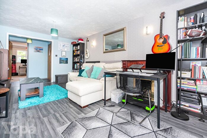 2 Bedroom Flat For Sale In Swallow Close, Greenhithe, DA9