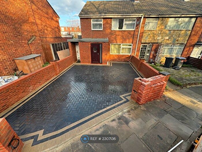 3 Bedroom Semi Detached House To Rent In Hydefield Close, London, N21