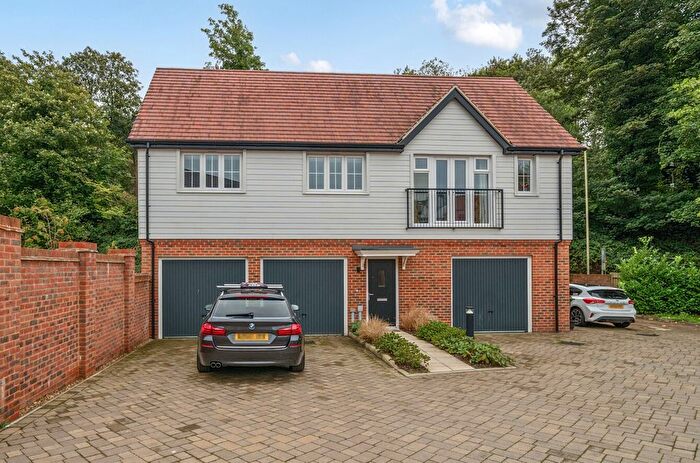 2 Bedroom Flat For Sale In Charrington Close, Alton, Hampshire, GU34
