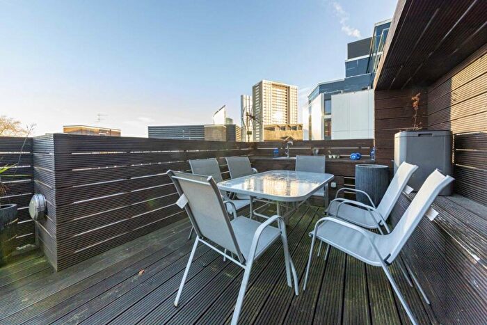 5 Bedroom Semi-Detached House To Rent In Fredericks Row, Angel, EC1V